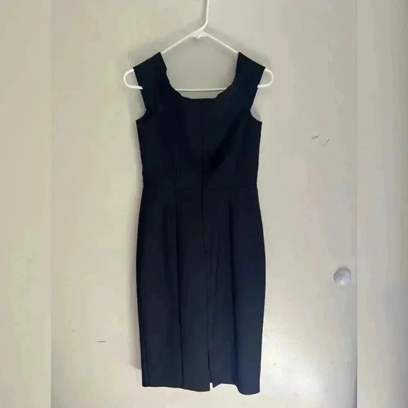 Black Halo Black Riya Off-The-Shoulder Stretch-Scuba Sheath Dress - Picture 4 of 7